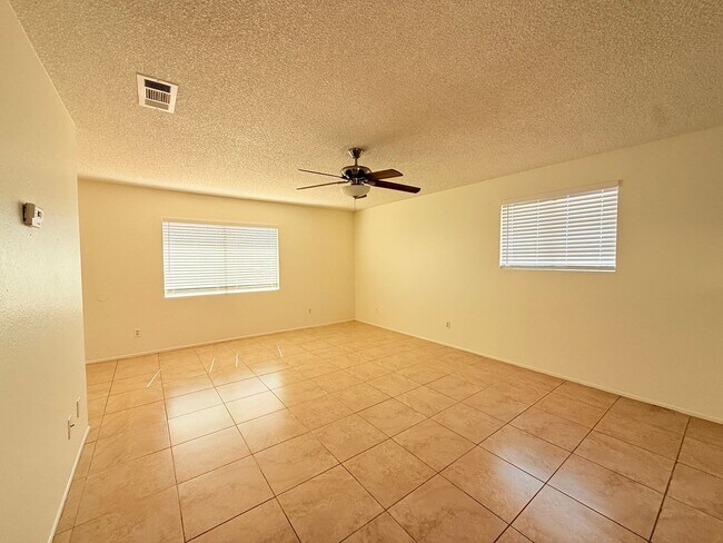 Building Photo - AVAILABLE NOW!!! 2 Bed 2 Bath Upstairs Apa...