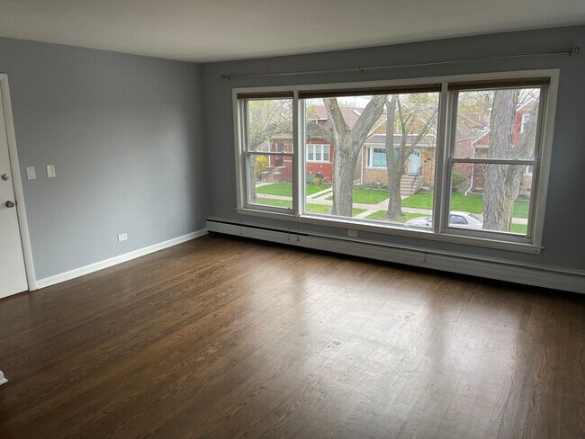 Building Photo - 5259 N Leamington Ave