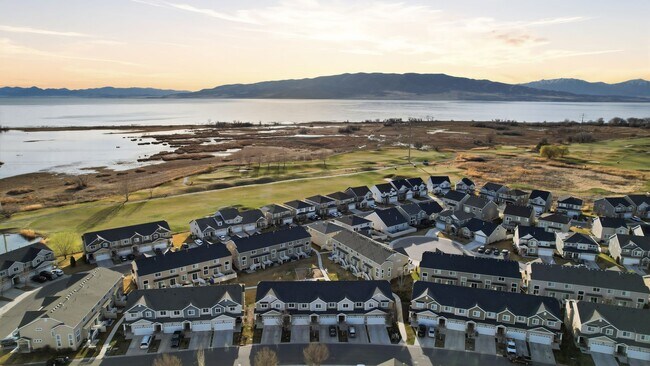 Building Photo - Stunning townhome on Sleepy Ridge