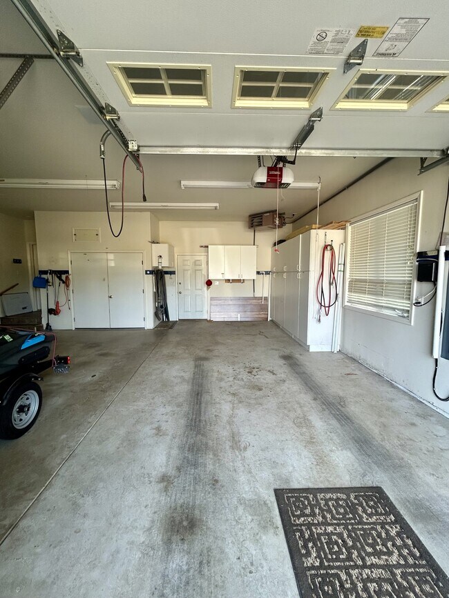 Building Photo - 560 E Maberry Dr