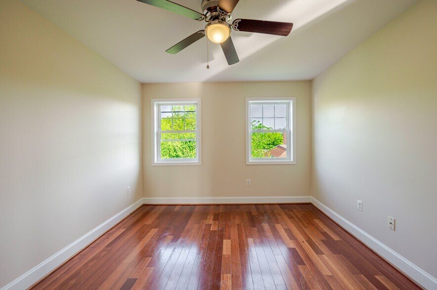 Building Photo - 3868 9th St SE