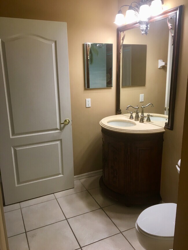 Building Photo - 8550 Kingbird Loop