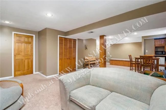 Building Photo - Classic Two Story 5 Bed 2.5 Bath Home in Blue Valley-Coming SOON!!