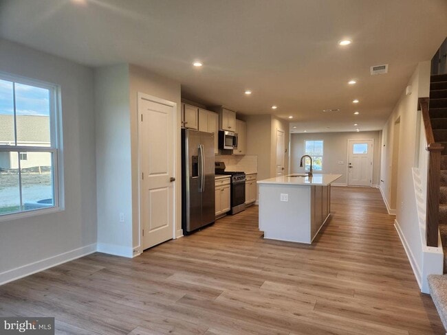 Building Photo - 377 Waterside Sq