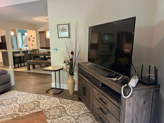 Building Photo - Walk to the beach from this 2BR FURNISHED ...