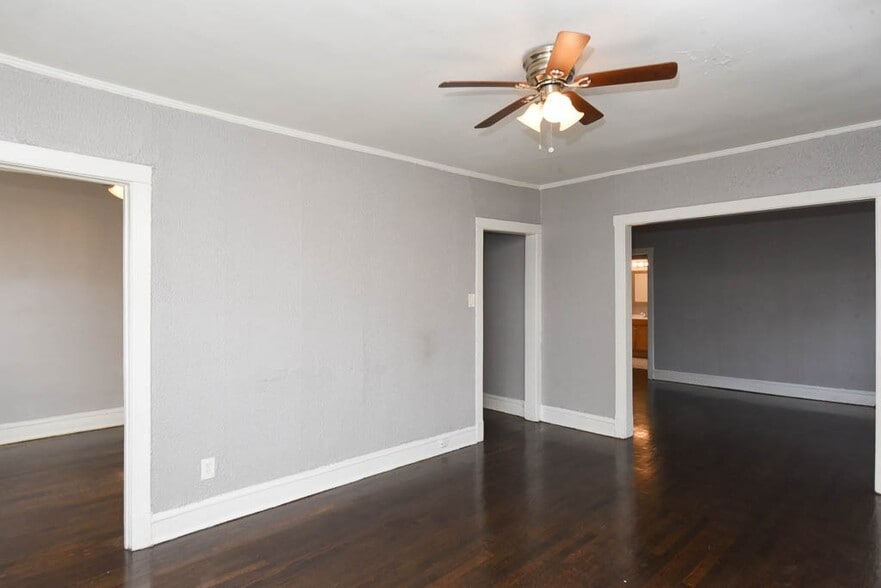 Building Photo - 3600 W Sunnyside Ave