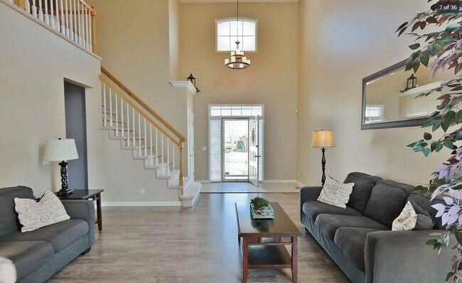 Building Photo - Modern 3 Bedroom 4 Bathroom Bellevue Home!