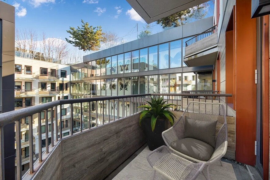 Building Photo - 123 Melrose St