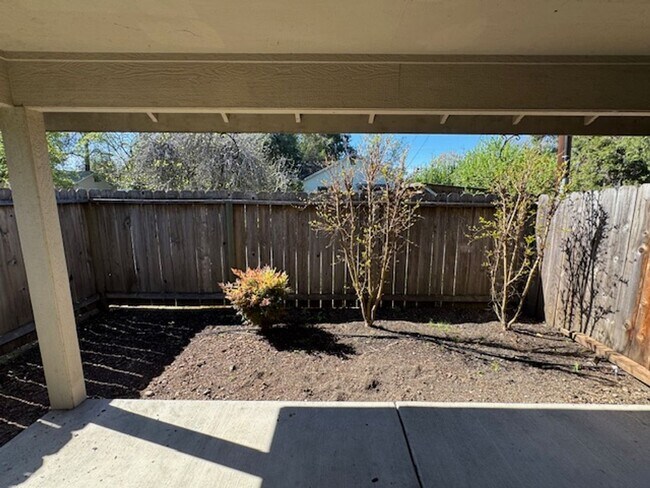 Building Photo - 323-325 SE K