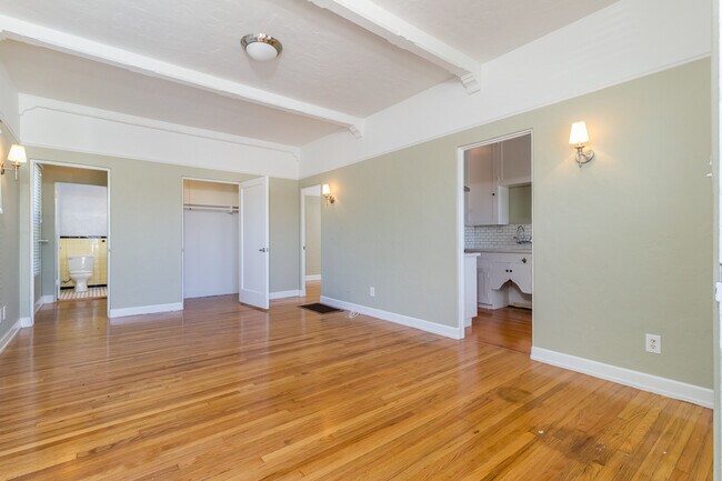 Building Photo - Charming Corner Unit One Bedroom! Large Pa...