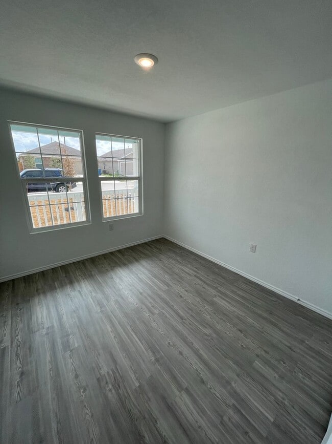 Building Photo - For Rent: Modern 3 Bed | 2 Bath | 2-Car Garage Home in Mission del Lago Community