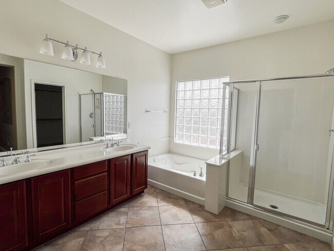 Building Photo - 4 Bed + Office | 3 Bath | 3-Car Garage | E...