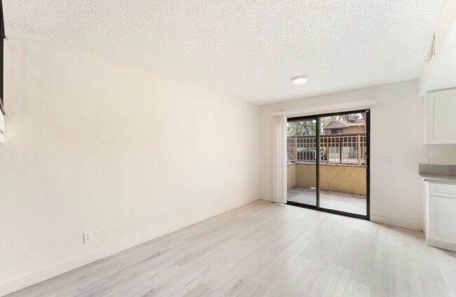 Building Photo - 200 Bel Port Dr