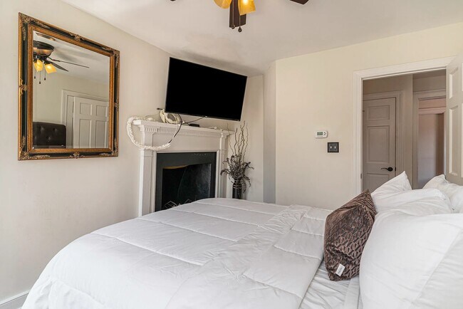 Building Photo - 342 King St