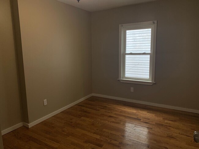 Building Photo - Gorgeous 3BR, Single Family Home IN EAST ROCK! PARKING! LAUNDRY!