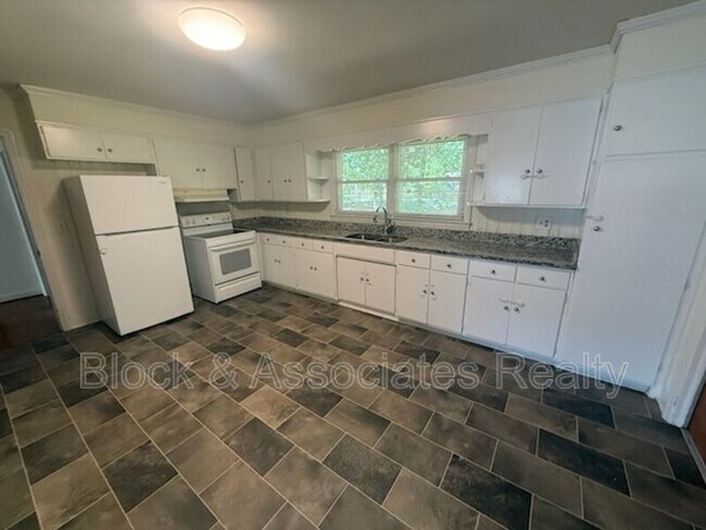 Building Photo - 1723 Brook Dr