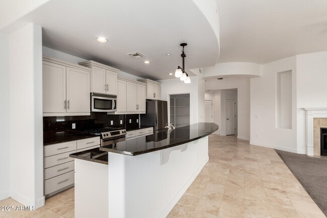 Building Photo - 945 E Playa Del Norte Dr