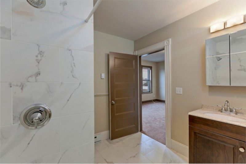 Building Photo - 94 Gladstone St