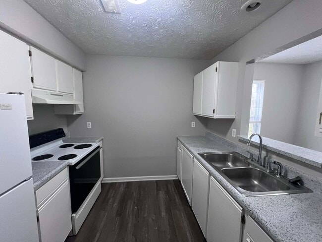 Building Photo - 41 Pine Dr