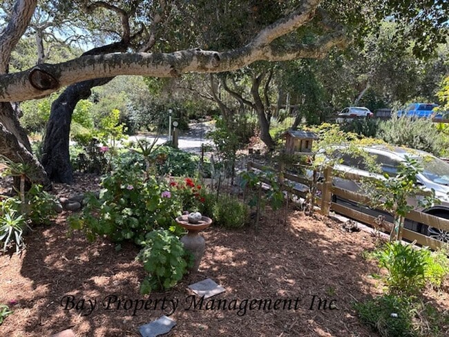 Building Photo - Charming 2 Bedroom, 1.5 Bath Home Near Riv...