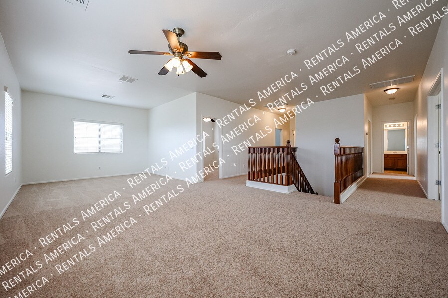 Building Photo - 935 E Blue Spruce Ln