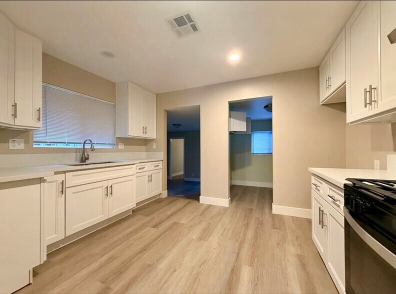 Building Photo - 1550 N Pershing Ave