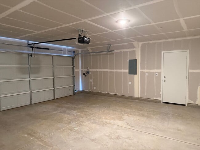 Building Photo - Brand new beautiful home! Please read enti...