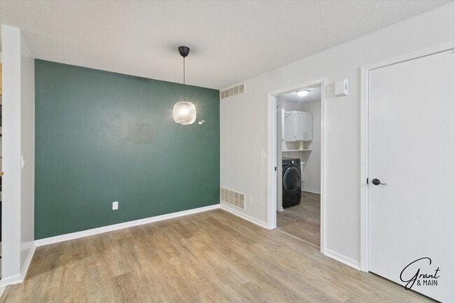 Building Photo - 2 bedroom ranch style condo $1650