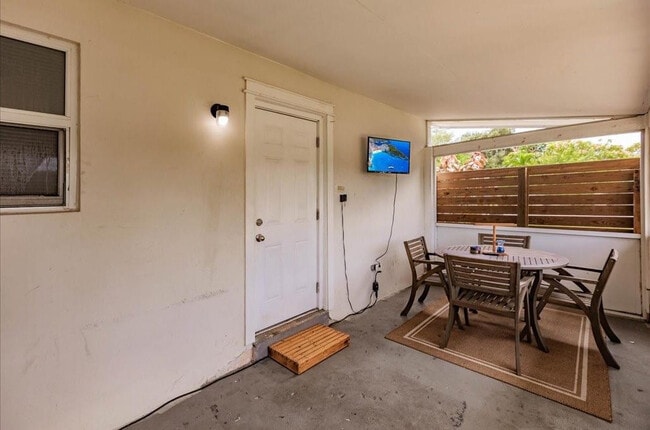 Building Photo - 422 Phippen Waiters Rd