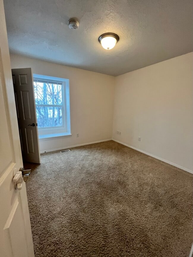 Building Photo - 515 Sawtooth St