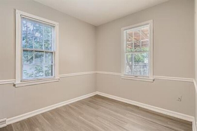 Building Photo - Updated 4-Bed Home, Finished Basement and ...