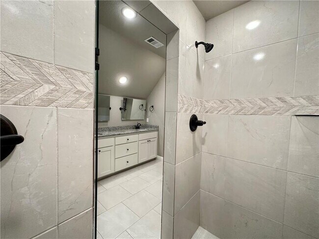 Building Photo - "Charming Fayetteville Home: 3 Bed, 3 Bath, 1709 Sq Ft with Granite & Hardwood Elegance!"