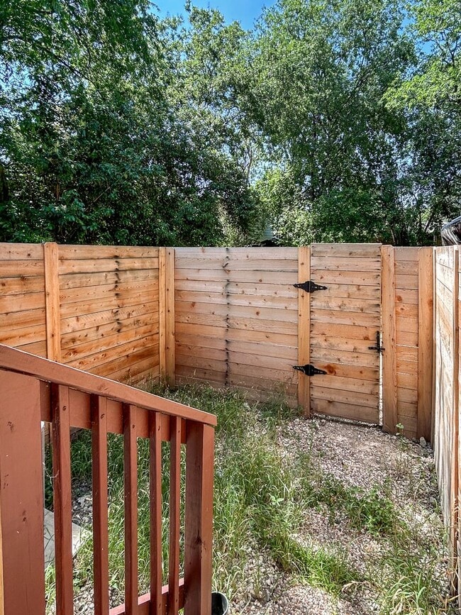 Building Photo - Newly Renovated 2-Bedroom Duplex Near Down...