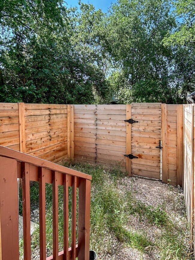 Building Photo - Newly Renovated 2-Bedroom Duplex Near Downtown!