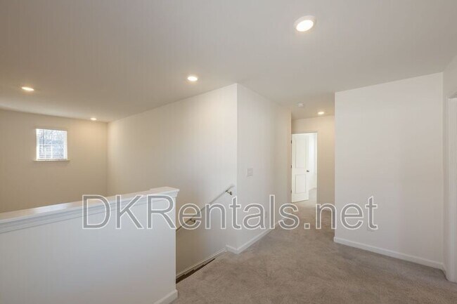 Building Photo - 724 Warm Rays Wy