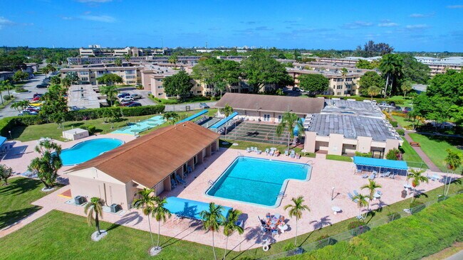 Building Photo - 702 Lori Dr