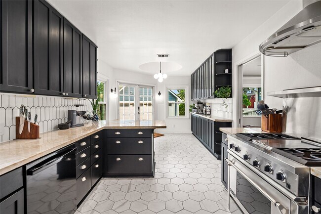 Building Photo - 208 W 34th St