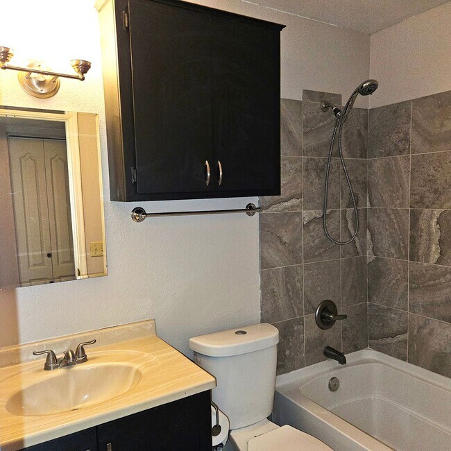 Building Photo - 3 bedroom/2 bath home for Rent