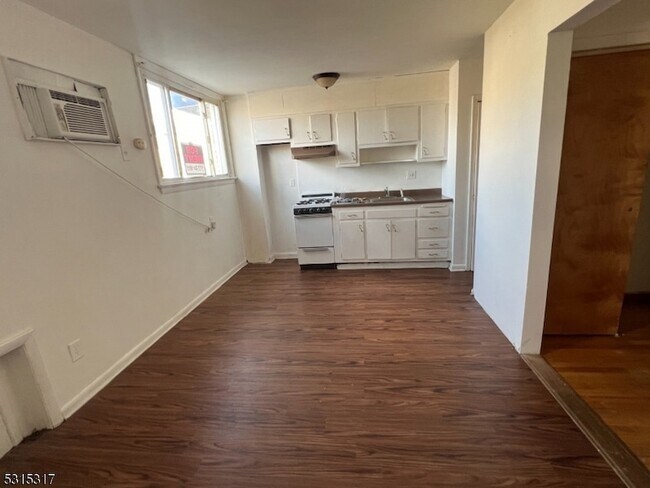 Building Photo - 526 Valley Brook Ave