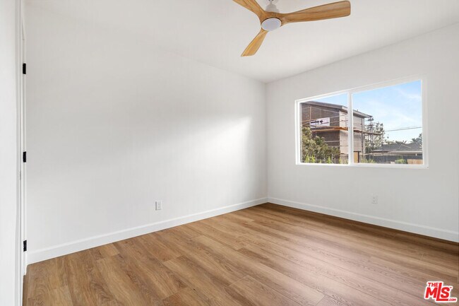 Building Photo - 15836 Chatsworth St