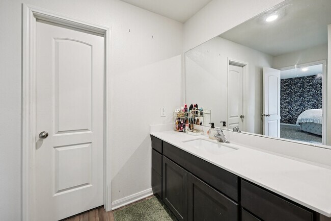 Building Photo - 1927 Churchill Downs Dr