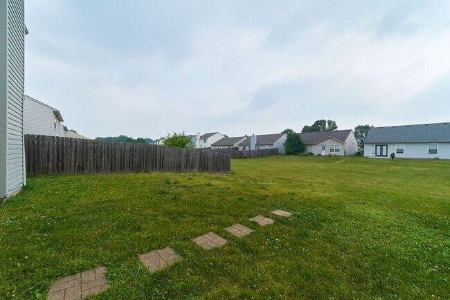 Building Photo - Sweet 3 Bedroom 2.5 Bath in Popular Maple Grove Estates