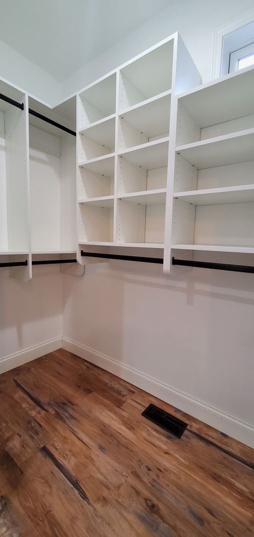 Building Photo - 4-bedroom 3-bathroom home minutes to Downt...