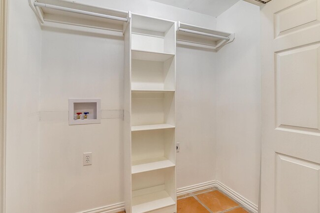 Building Photo - Adorable Studio Apartment in Arlington Hei...