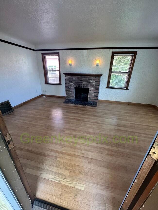 Building Photo - Gorgeous Pet-Friendly 3 Bedroom 1 Bath House