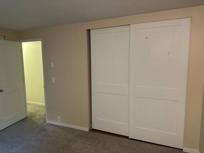 Building Photo - Beautiful custom 3 bedroom 2 bathroom hous...