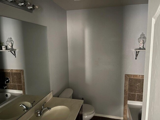 Building Photo - Newcastle Schools, great floor plan and neighborhood! New paint and carpet!