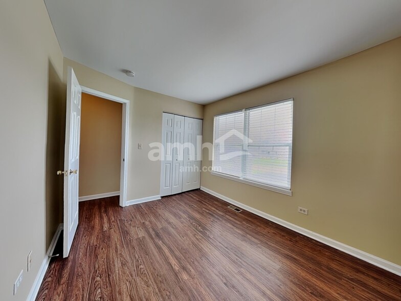 Building Photo - 4609 Vista Dr