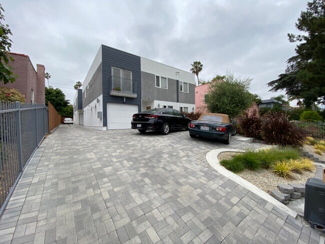 Building Photo - 627 N Mariposa Ave