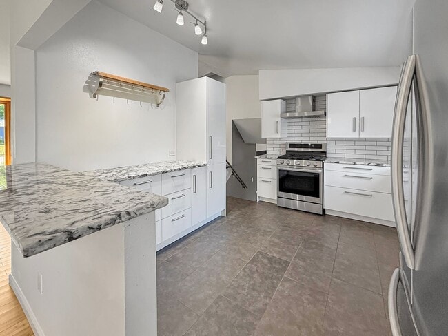 Building Photo - $0 DEPOSIT OPTION. CHARMING 4BED/2.5BATH I...